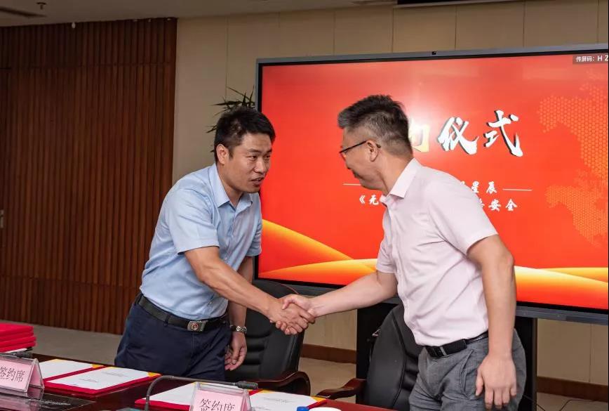 Õ½ÊõºÏ×÷ǩԼÏÖ³¡.jpg Õ½ÊõºÏ×÷ǩԼÏÖ³¡.jpg